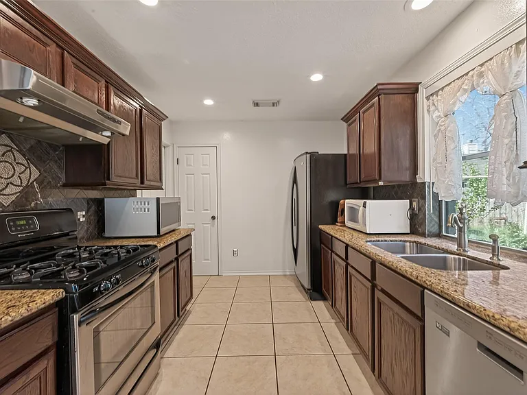 8203 Paddington Place Dr — Photo 12