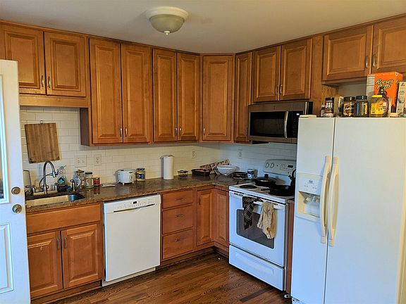 Granite counters, tiled back