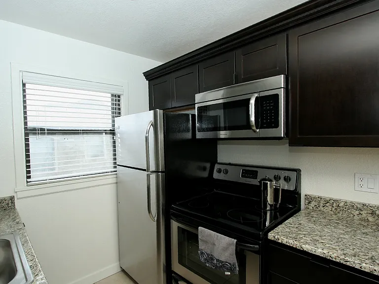 Harvard Terrace Apartments — Photo 9