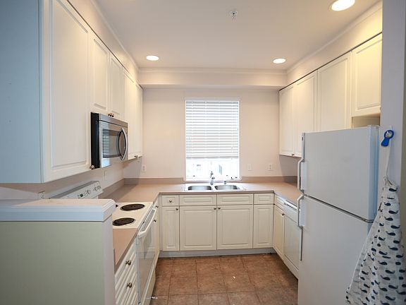 2nd image of 4343 Roosevelt Way NE APT 502