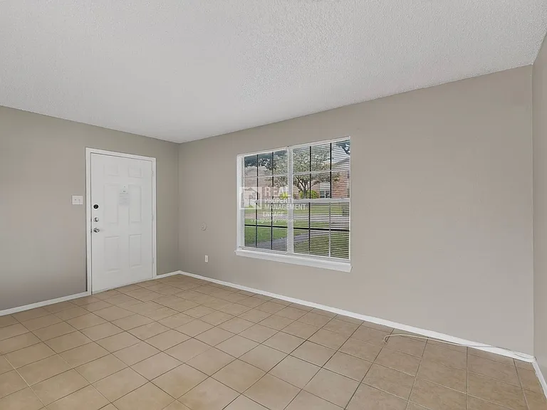 8024 Cambridge Cir — Photo 4