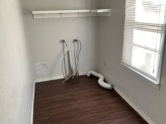 Washer/Dryer Hookups