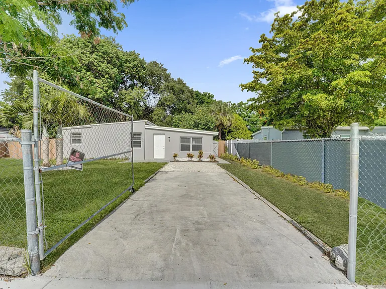 1628 NW 11th St — Photo 3