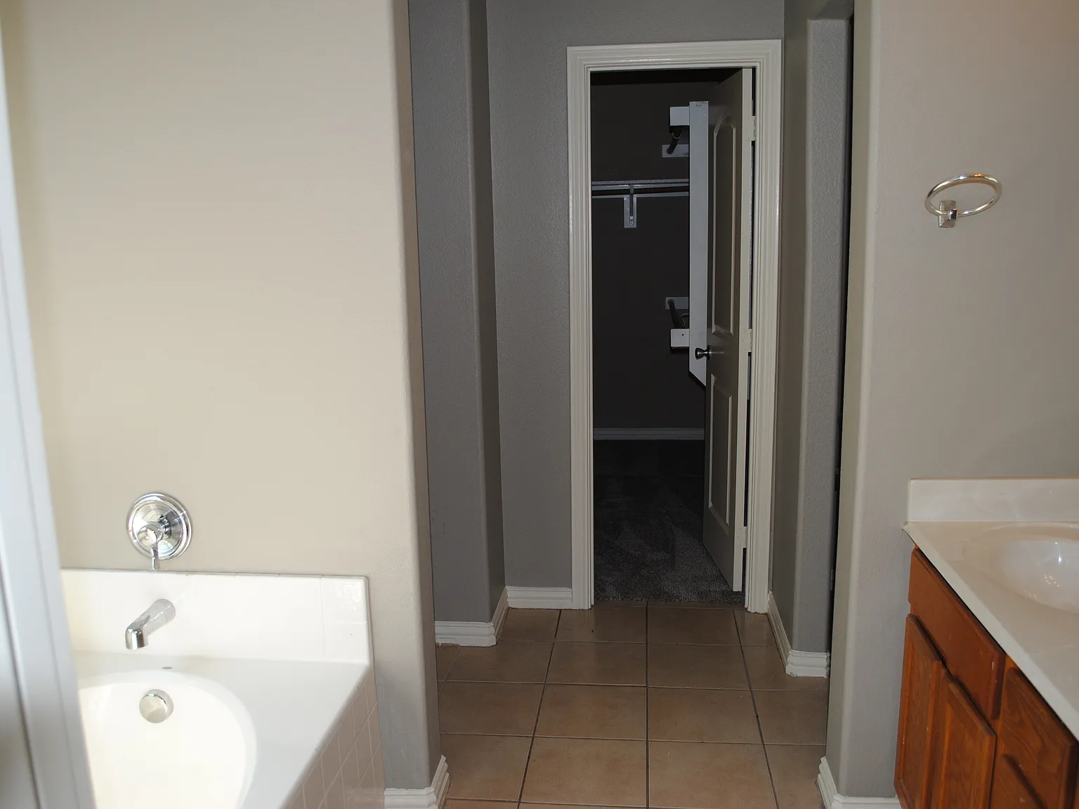 5 bed, 3.5 bath, 3023 sqft, $2,950 — Photo 2