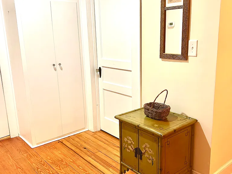 Full linen cabinet with sheets and towels supplied