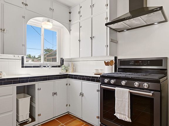 3rd image of 518 Aliso Dr NE