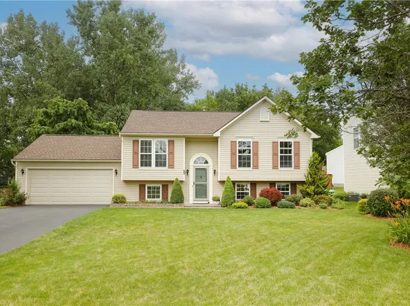 60 Sparrow Dr, West Henrietta, NY 14586