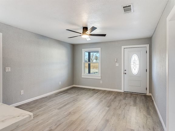 4th image of 804 Lively St