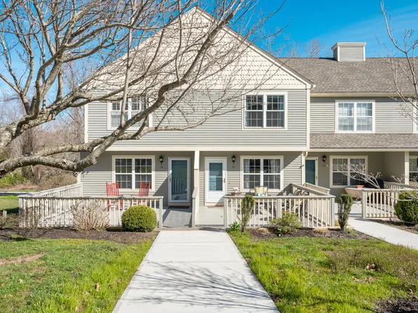 73 Manorwood Drive #73, Branford, CT 06405