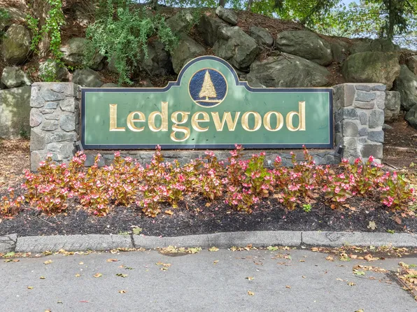 4 Ledgewood Way APT 21, Peabody, MA 01960