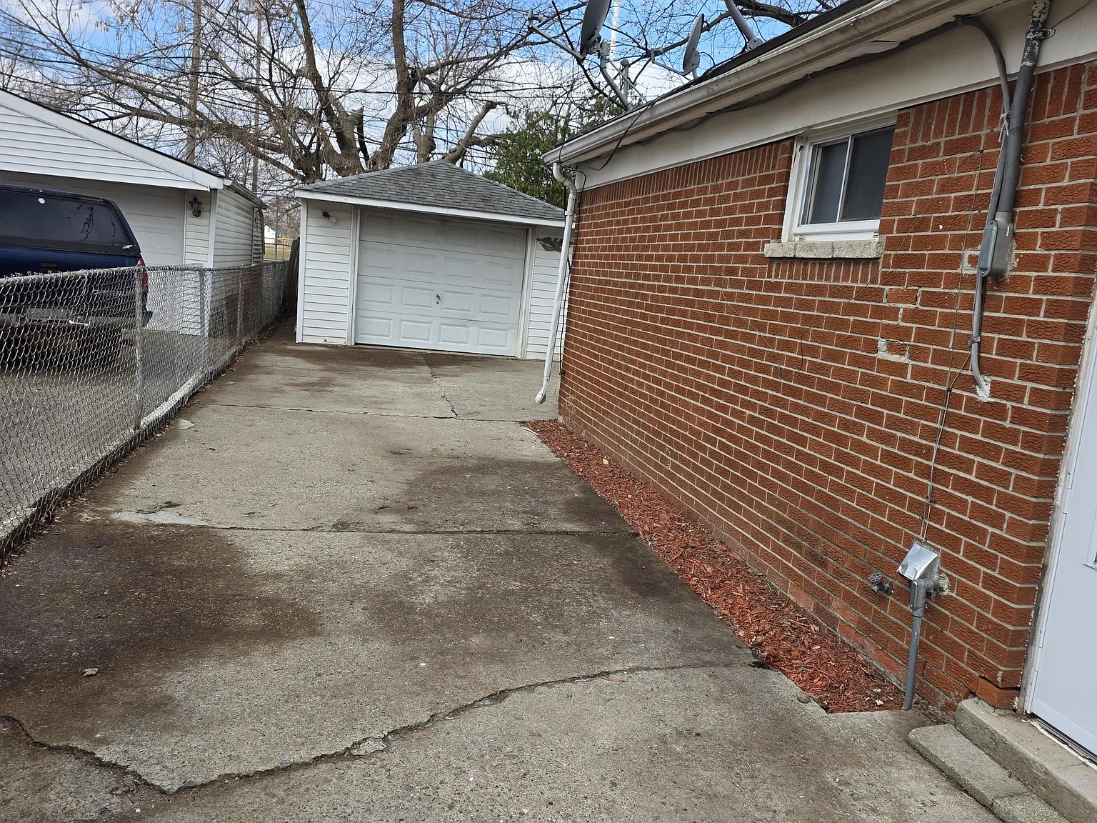 3 bed, 1000 sqft, $1,748 — Photo 3