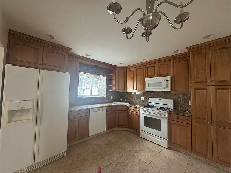 42 Amber St #2 — Photo 5