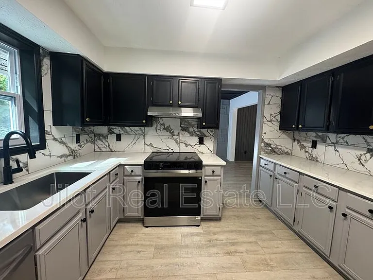 63 Lakeview Ln — Photo 2