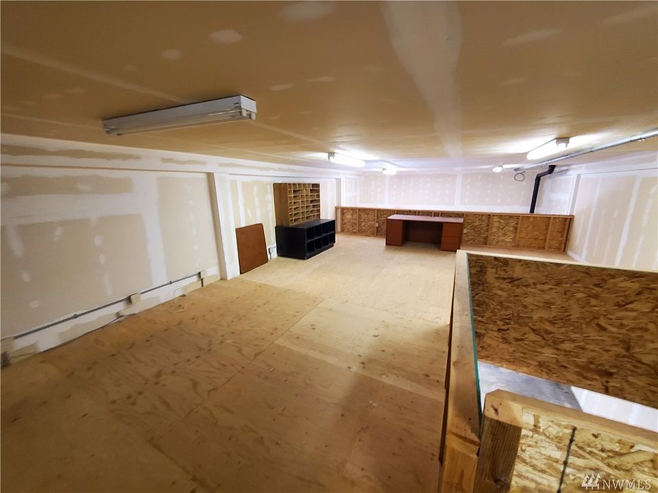 2nd image of 211 E 1st St #B