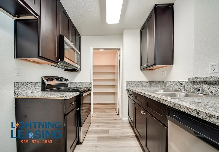 2850 Riverside Dr #3-207 — Photo 1