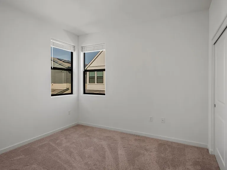 1586 Waterside Ln — Photo 36