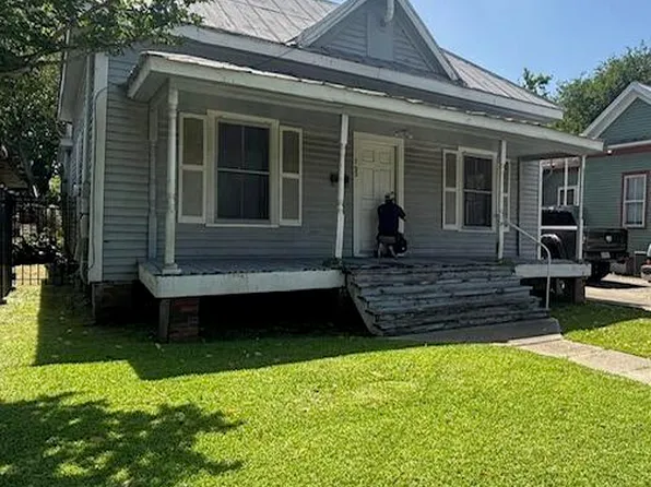 702 NE Evangeline Thwy, Lafayette, LA 70501