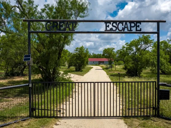 1231 & R Rd #B, Utopia, TX 78884