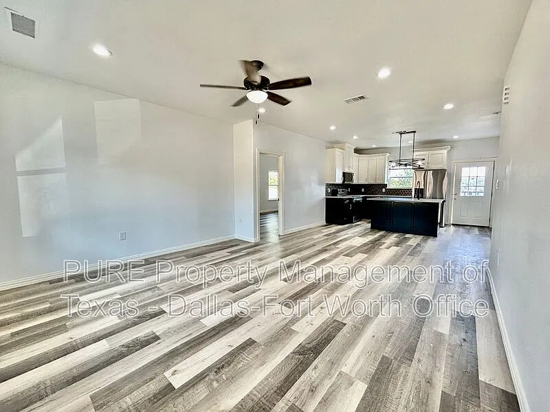3 bed, 2.5 bath, 1857 sqft, $2,100 — Photo 3