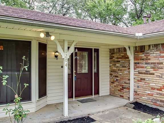 4th image of 1204 Hillview Dr