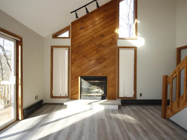 1017 Hampstead Rd, Bushkill, PA 18324