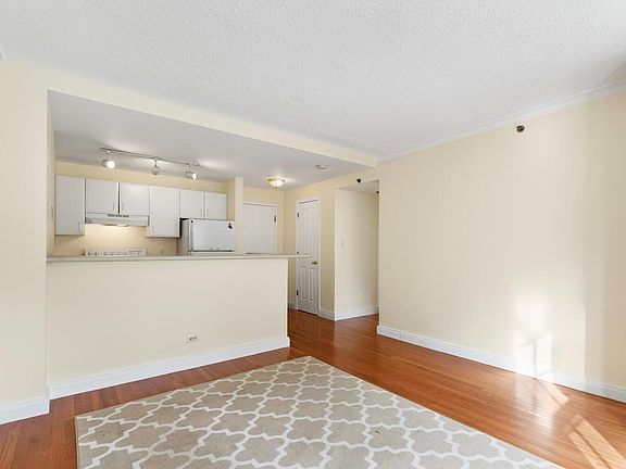 2nd image of 534 Beacon St APT 302