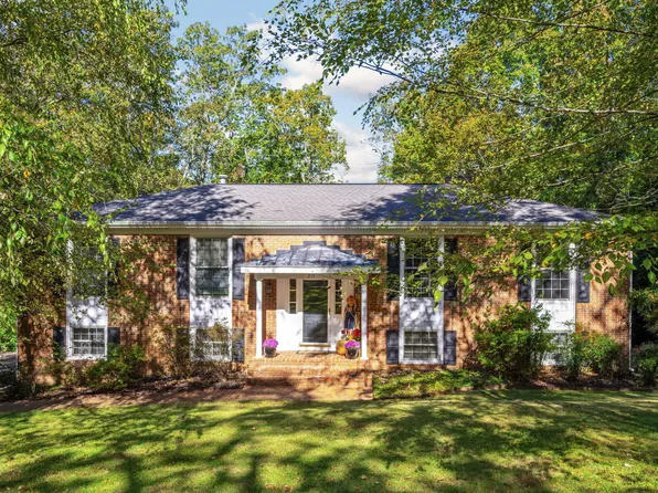 215 Arrow Dr, Signal Mountain, TN 37377