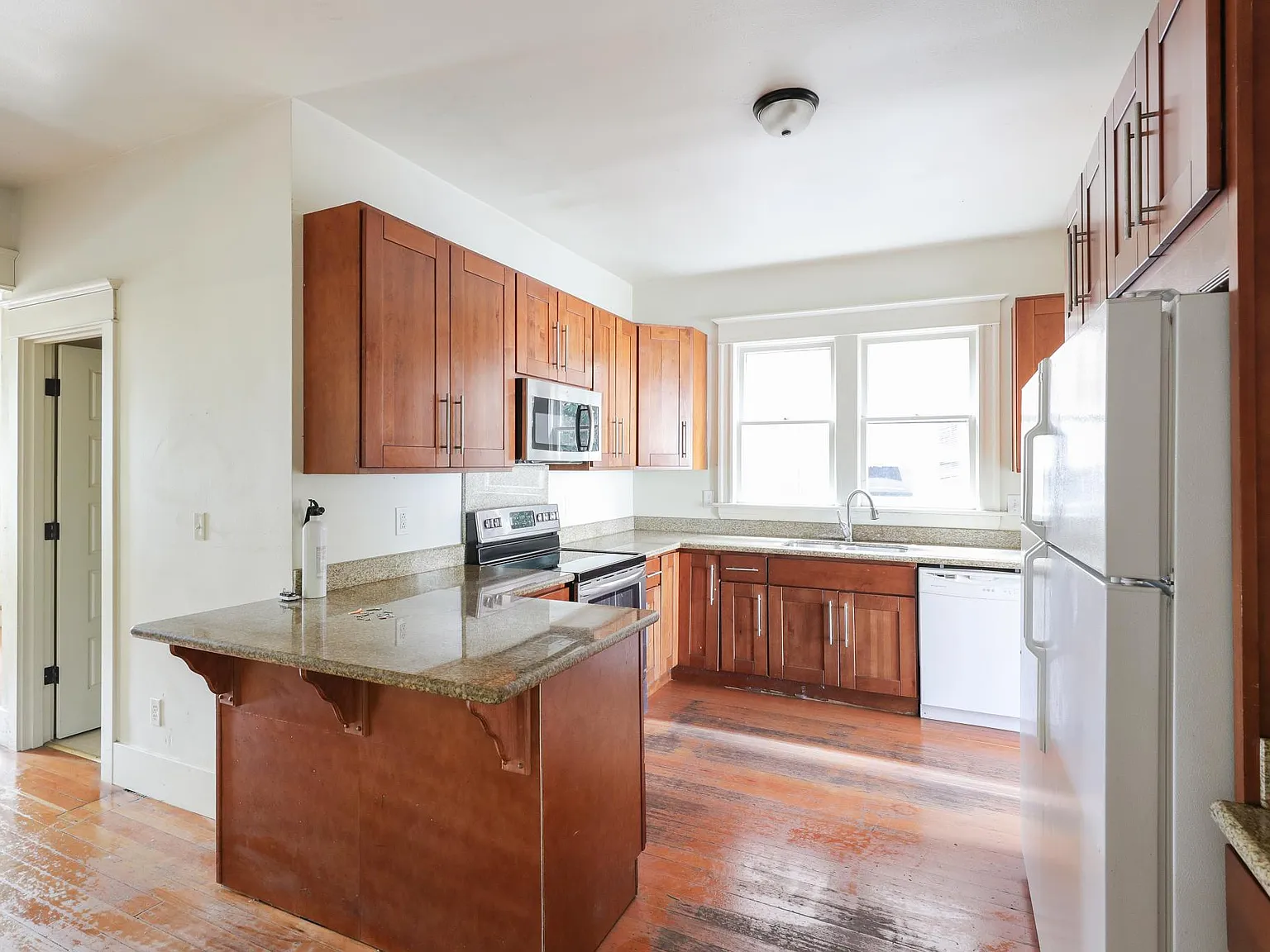 8 bed, 2800 sqft, $13,275 — Photo 4