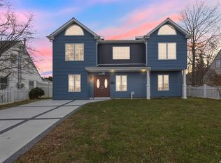 24 Pelican Rd, Levittown, NY 11756