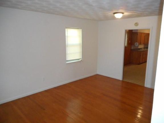 5th image of 921 Poinsettia Dr