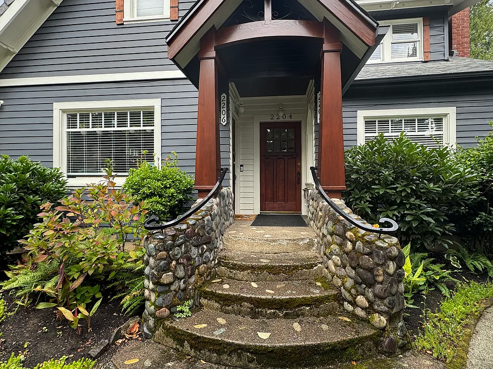 2206 NE 9th Ave