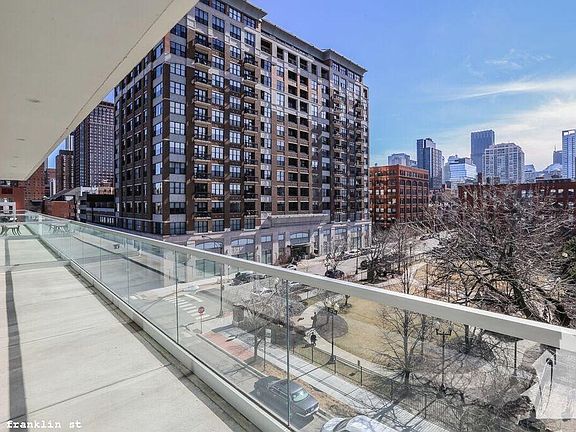 3rd image of 858 N Franklin St #122