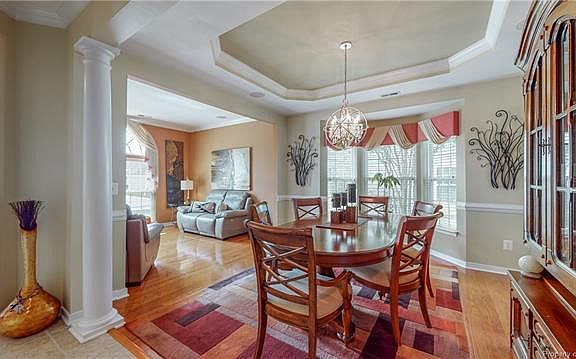 Dining room with tray ceiling and
