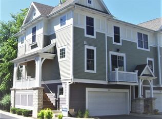 409 N President St APT C, Wheaton, IL 60187