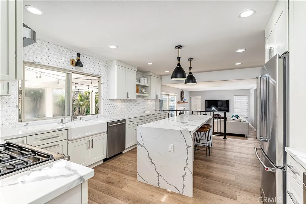 4 bed, 2.5 bath, 2332 sqft, $7,500 — Photo 3