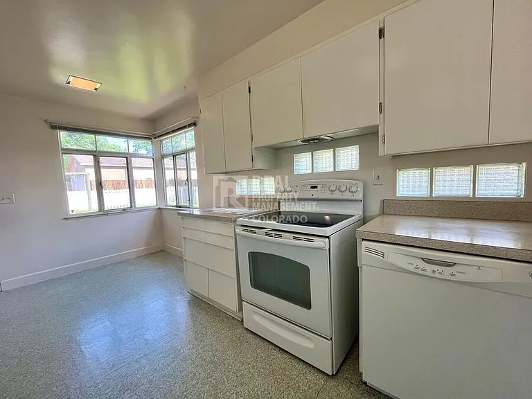 5370 S Windermere St — Photo 6