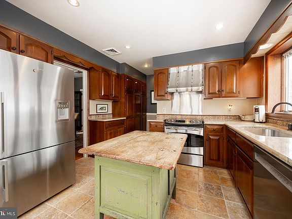 4th image of 241 Anderson Ave