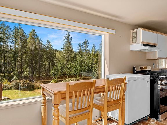 3rd image of 420 E Kingsley Drive