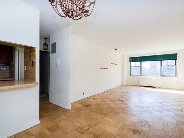 70-25 Yellowstone Boulevard image 1 of 12