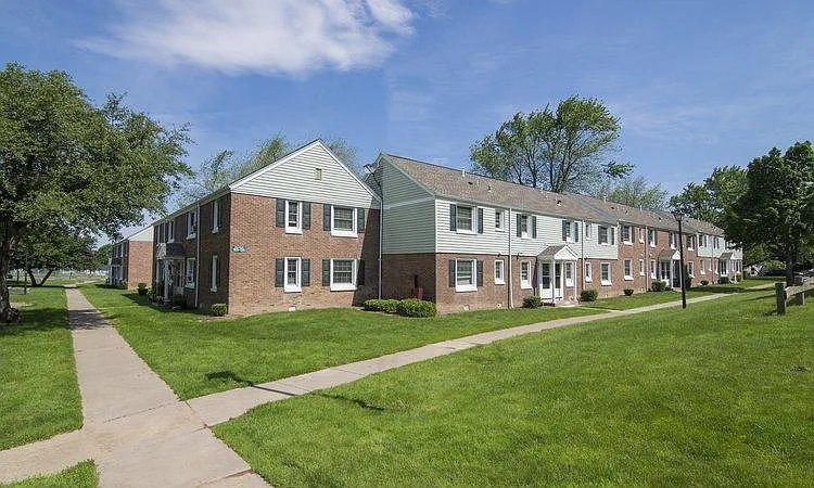 Fernwood Park Apartments — Photo 13