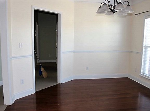 3rd image of 225 Dorset Dr