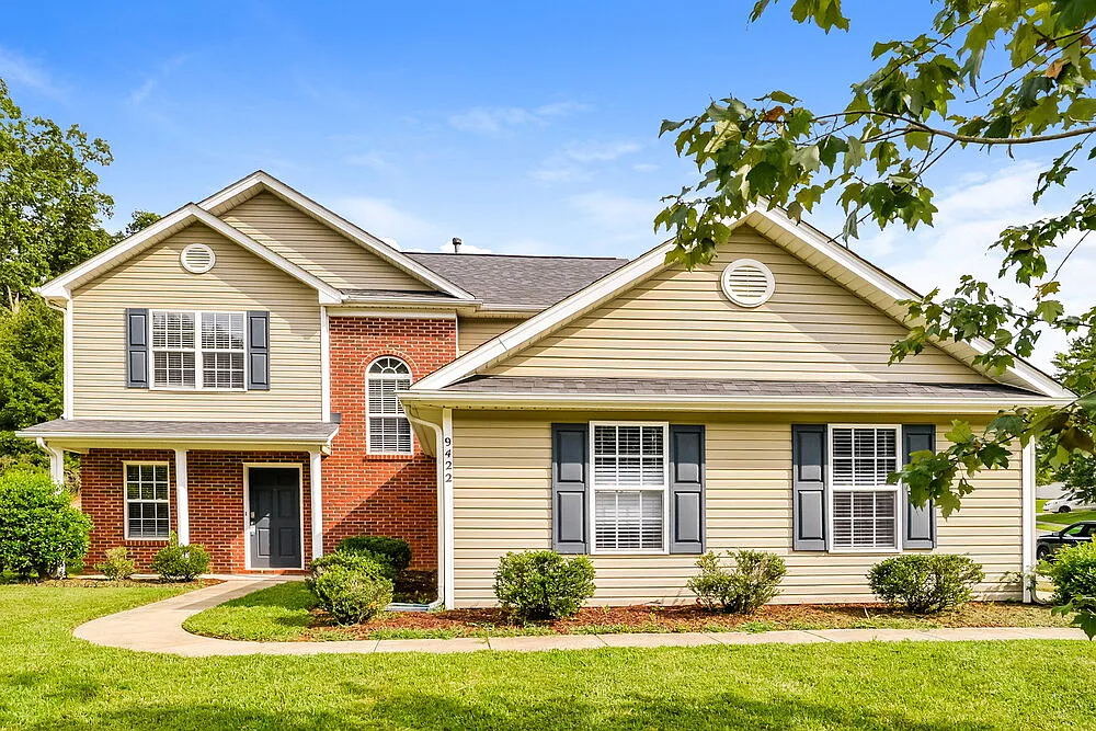 3 bed, 2.5 bath, 1334 sqft, $1,920 — Photo 1