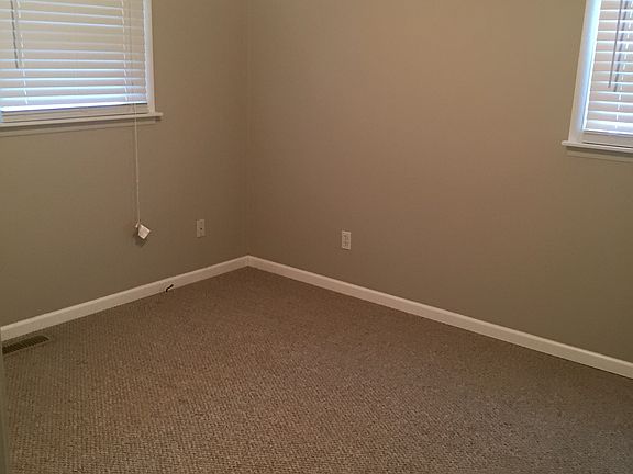 3rd image of 2907 N Hillcrest Dr