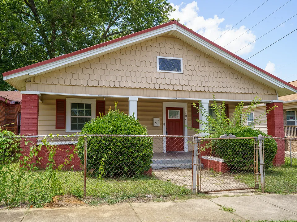 1402 Avenue E