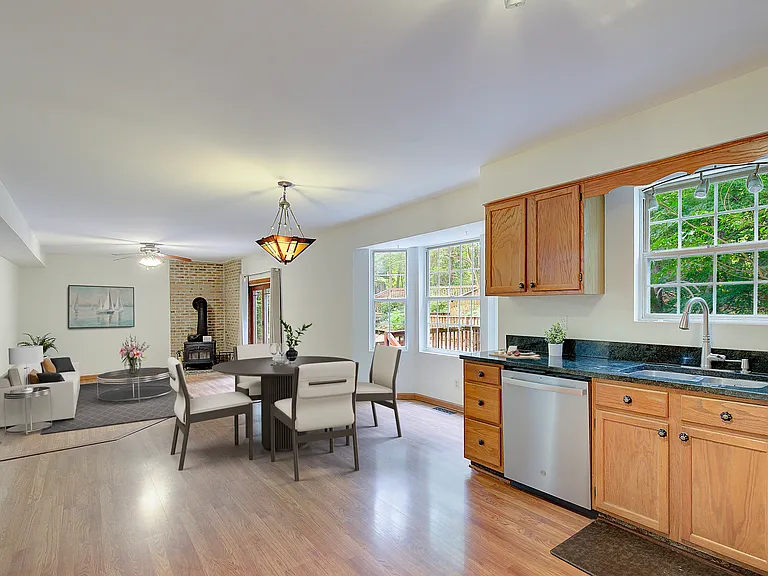 48 Radcliffe Dr — Photo 4