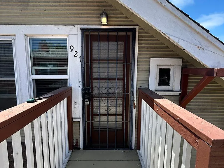 Upstairs one bedroom available now on Emerald between Cass and Bayard — Photo 18