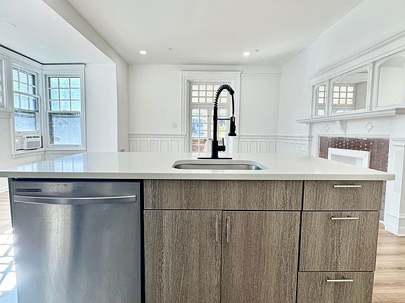 2nd image of 260 W Johnson St #1R