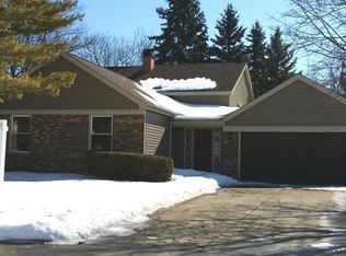 1027 Cedar Crest Dr, Crystal Lake, IL 60014