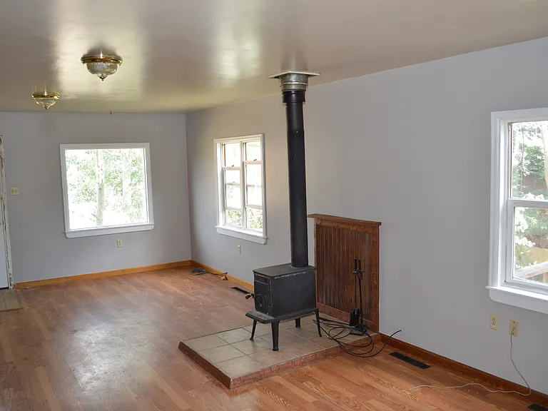483 N Pine St — Photo 5