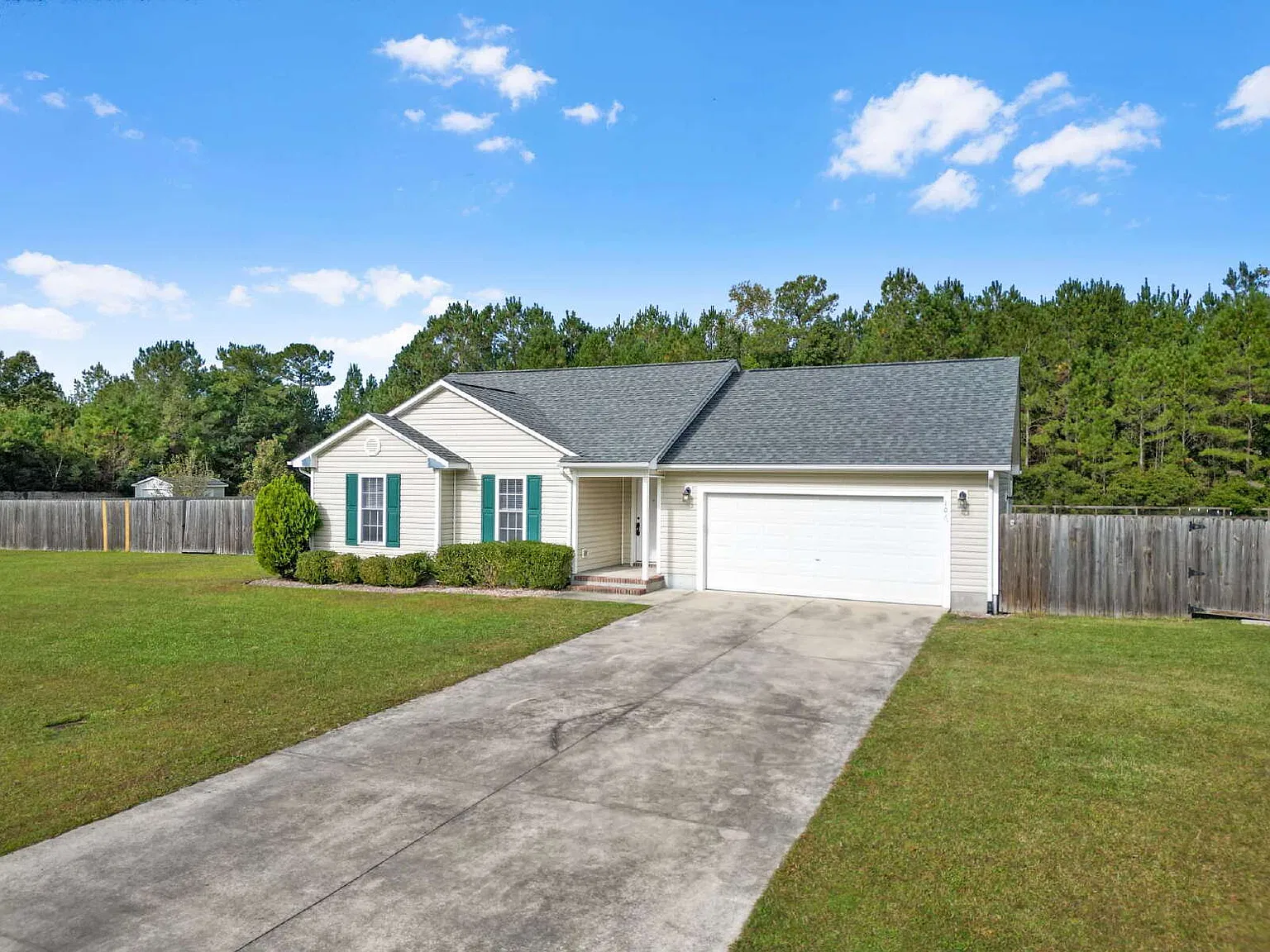 3 bed, 2.0 bath, 1235 sqft, $1,695 — Photo 2